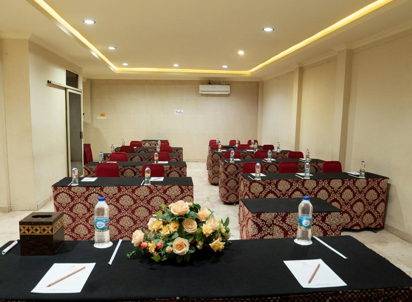 Hotel Indah Palace Джокьякарта Экстерьер фото